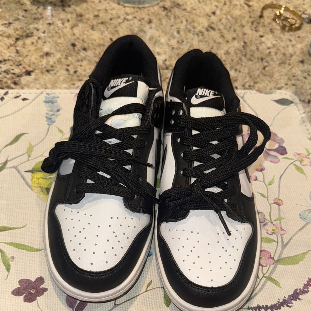 Nike Black and White Women's Sneakers - Picture 2 of 6